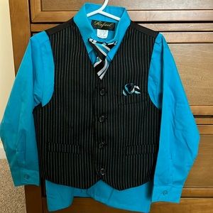 Toddler boy suit, size 4T, worn once and in excellent condition, no stains